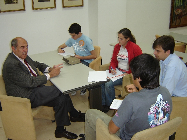 Alumnos del colegio entrevistan a José Antonio Marina para Interaulas