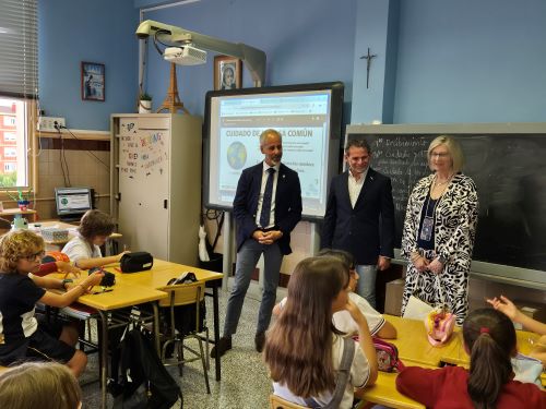 visita-institucional-del-consejero-de-educación-al-colegio