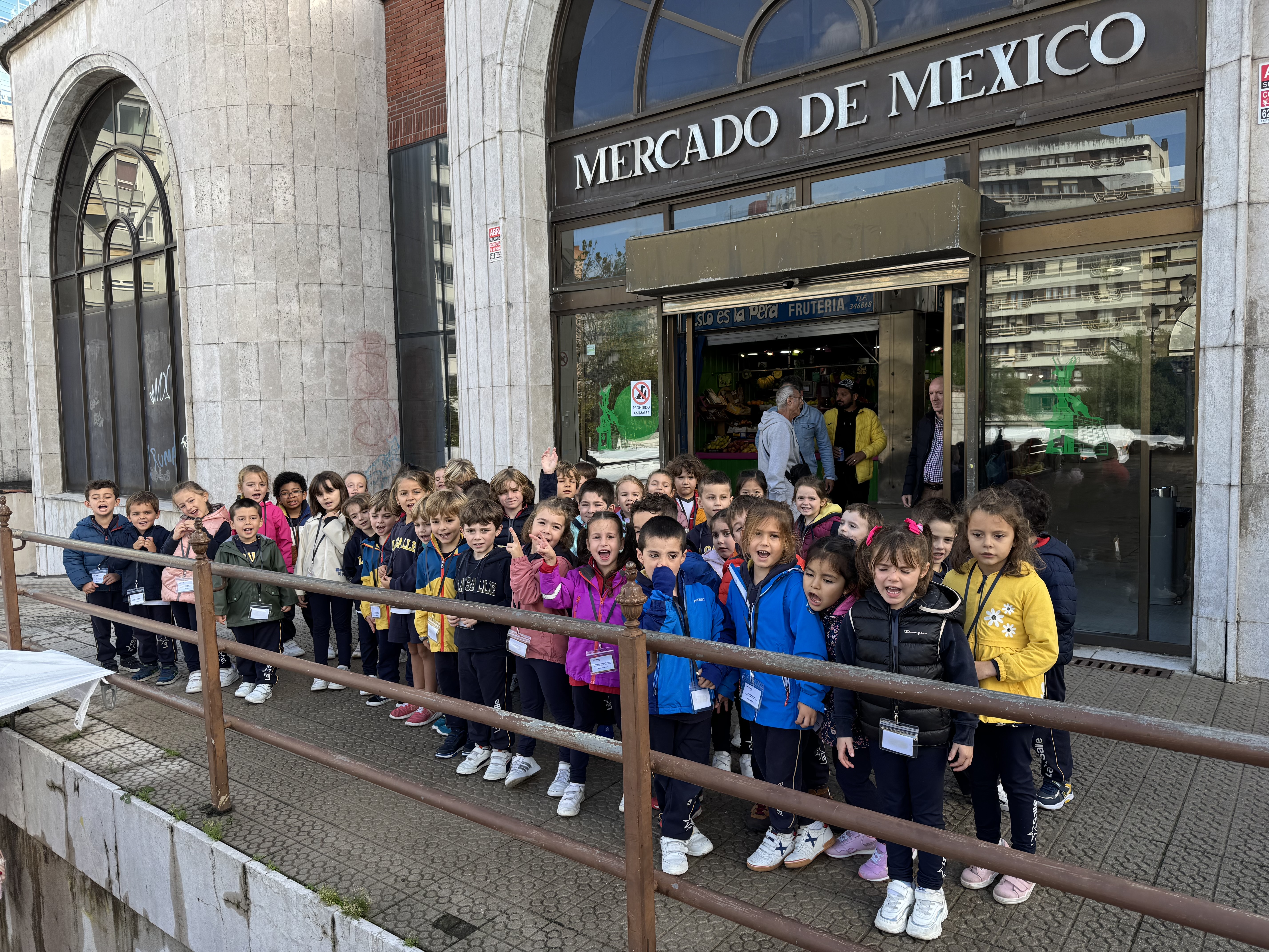 los-niños-de-cinco-años-descubren-su-barrio