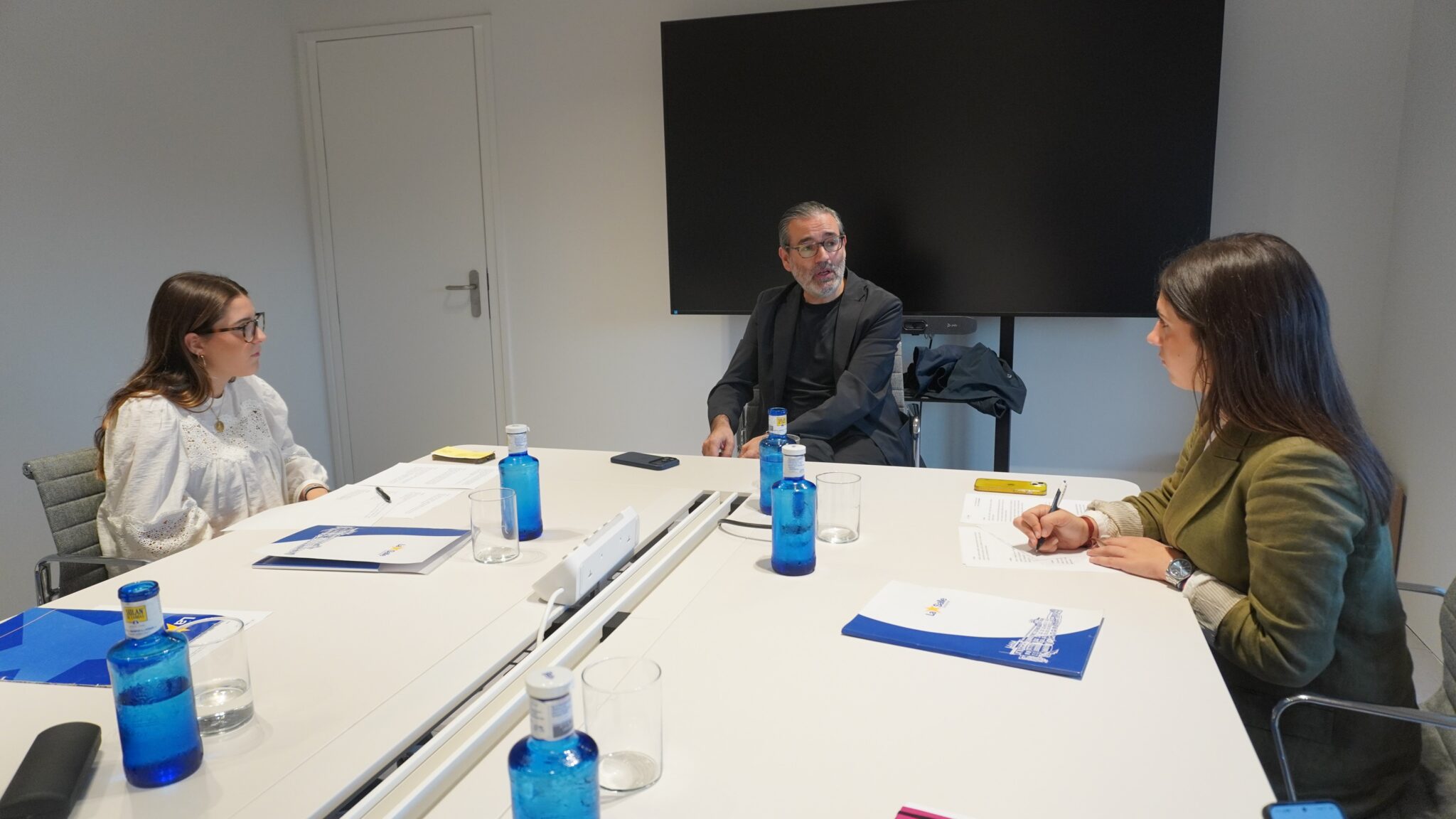 Alumnas del centro entrevistan al director de Faro Santander